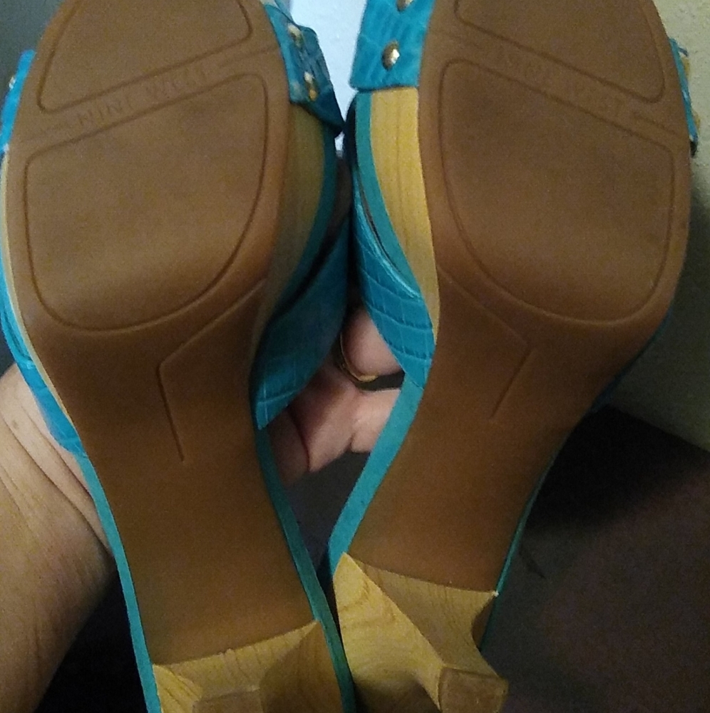 Nine West turquoise sandal heels - Picture 3 of 3
